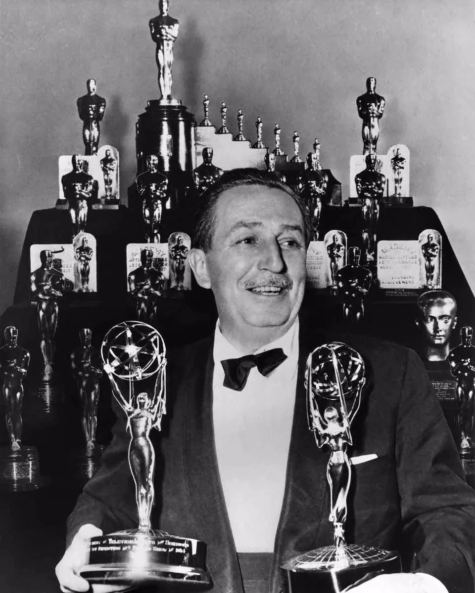 华特·迪士尼 米老鼠 创造历程_华特·迪士尼 白雪公主 动画电影_华特·迪士尼故事