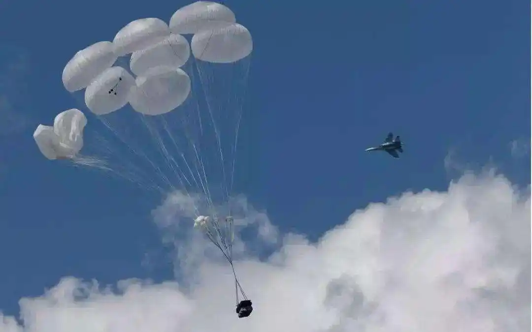 人车一体空投俄罗斯_空投战车_重装空投技术