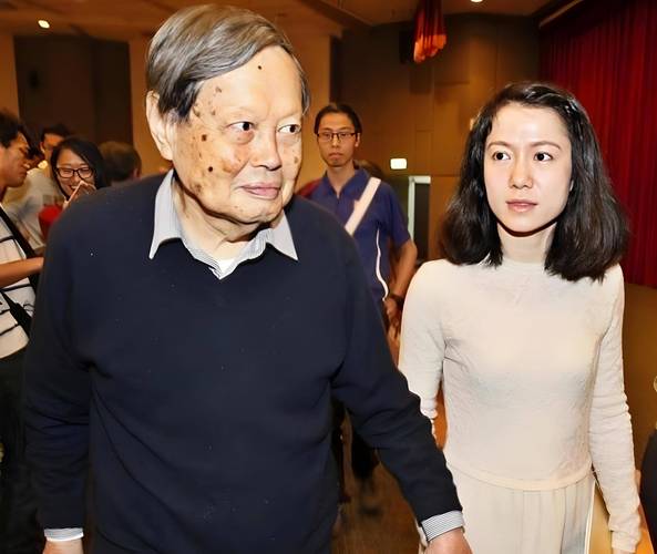 翁帆不耐烦了？杨振宁离世后，她赢得的不是钱是自由