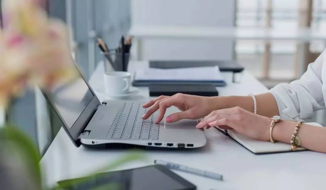 PPT在客户汇报中的重要性_职场PPT制作技巧_个股推荐ppt