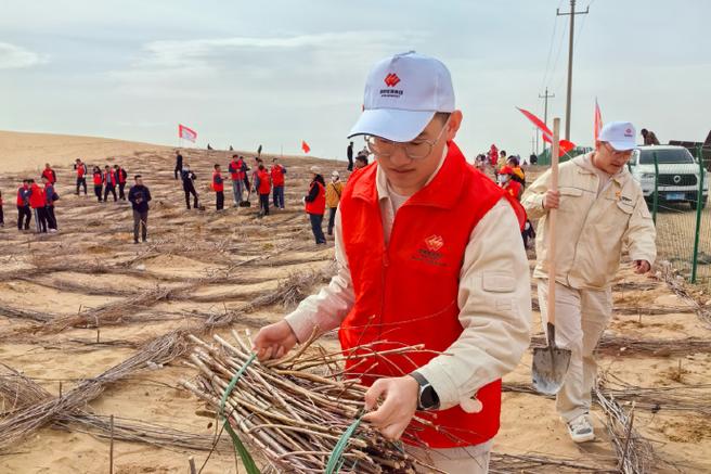 国家能源集团国神公司亿利电厂志愿者参与治沙守护黄河生态